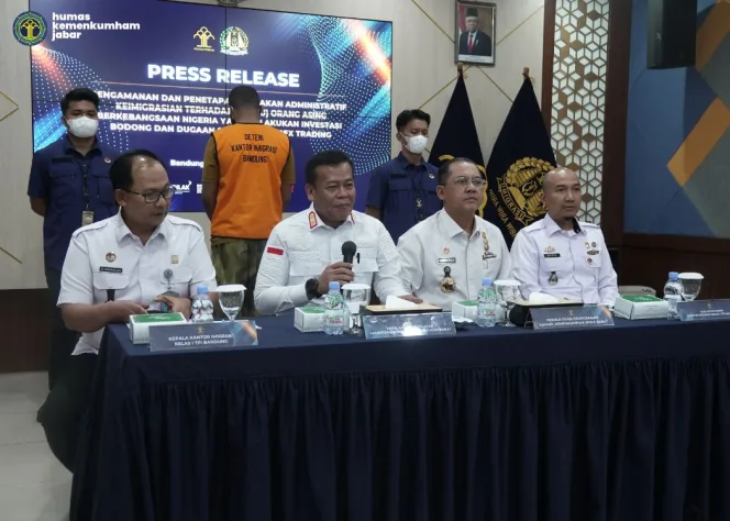 
Keterangan foto : Kepala Kantor Wilayah Masjuno didampingi Kepala Divisi Keimigrasian Filianto Akbar, Kepala Kantor Imigrasi Kelas I TPI Bandung Babay Baenullah dan Kepala Seksi Inteldakim Kantor Aditya Nursanto Imigrasi Kelas I TPI Bandung, (Rabu, 11/9/2024) 