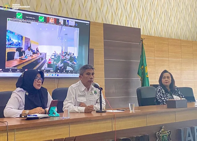 
Keterangan foto : Ketua KADIN Jabar Cucu Sutara, Kepala Subbidang Pemajuan HAM Yuniarti Kurniasari, Mewakili Sekretariat Gugus Tugas Daerah Bisnis dan HAM Jawa Barat Suherman dan Narasumber Ditjenham Ichwan Milono serta akademisi, (Jum'at, 20/9/2024) 