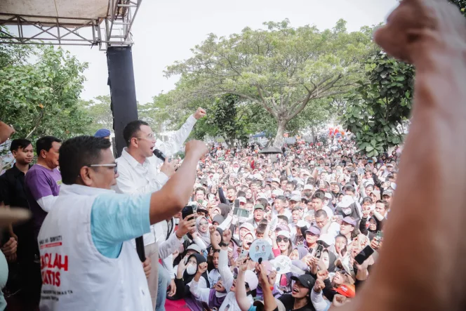 
Raffi kepada puluhan ribu warga yang hadir di acara Gebyar Jalan Sehat, di Area Komersil Grand Batavia, Pasar Kemis, Kabupaten Tangerang, pada Sabtu, (21/9/2024).