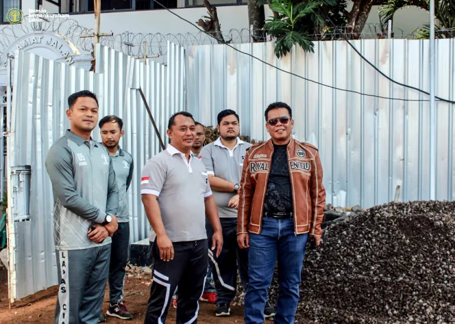 
Keterangan foto : Kepala Kantor Wilayah Kementerian Hukum dan HAM Jawa Barat Masjuno Tinjau Langsung Progres Pembangunan Blok Hunian dan Dapur Warga Binaan Pemasyarakatan Lapas Cianjur, (Jum'at, 27/9/2024) 