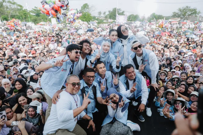 
Keterangan foto : Andra Soni Senam Bareng Ribuan Warga Tangerang, Dimeriahkan 8 Artis Papan Atas, (Rabu, 9/10/2024) 