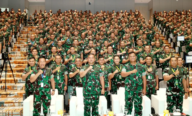 
Keterangan Foto: Kepala Staf Angkatan Darat (Kasad) Jenderal TNI Maruli Simanjuntak, saat memberikan arahannya pada Apel Komandan Korem (Danrem) dan Komandan Kodim (Dandim) Tahun 2024, yang berlangsung di Auditorium Mandiri Corporate University, Jakarta, Kamis (10/10/2024).