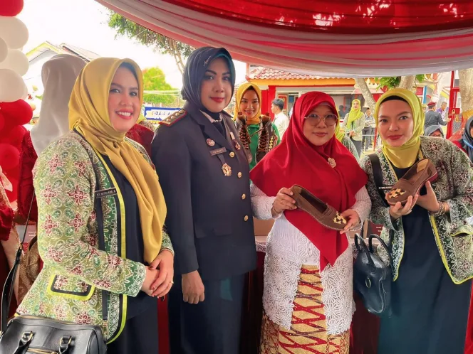 
Keterangan foto : Paguyuban Ibu-ibu Pemasyarakatan (PIPAS) Lampung Pasarkan Produk Karya Warga Binaan, (Senin, 14/10/2024) 