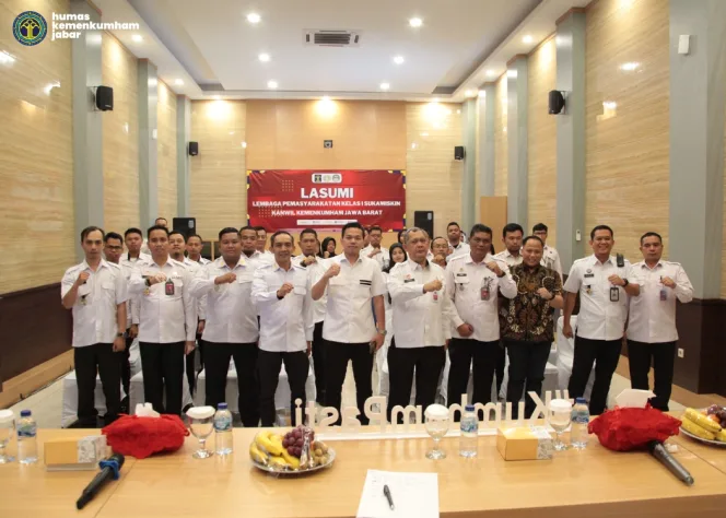 
Keterangan foto : Kadivpas Kemenkumham Jabar Bersama Jajaran Lihat Lebih Dekat Lapas Sukamiskin, (Rabu, 16/10/2024) 