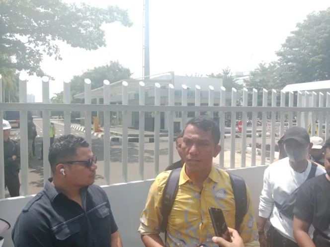 
Keterangan foto : Puluhan massa melakukan unjuk rasa dengan menutup pintu pagar keluar masuk gedung PT Siemens Indonesia, (Kamis, 17/10/2024) 