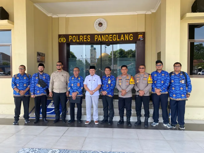
Kompolnas Apresiasi Penghargaan Presiden Kepada Tujuh Satker Polri Dalam Kunjungan Kerja Polres Pandeglang