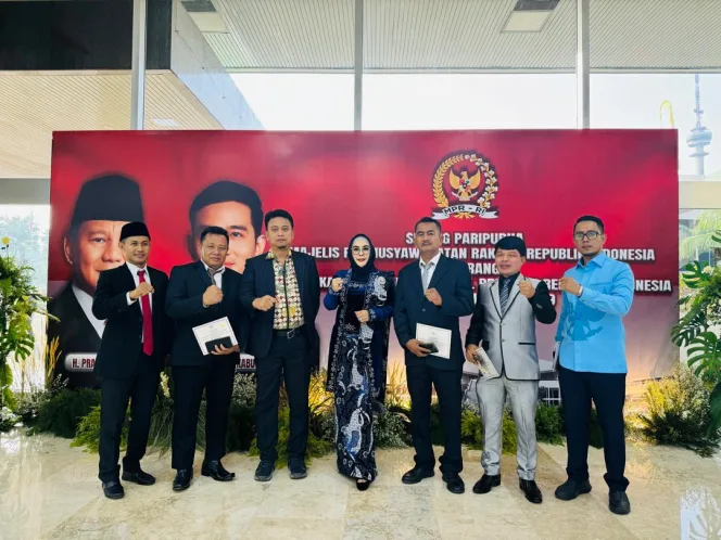 
Keterangan foto : H. Fery Radiansyah Hadiri Pelantikan Presiden dan Wakil Presiden, (Minggu, 20/10/2024) 