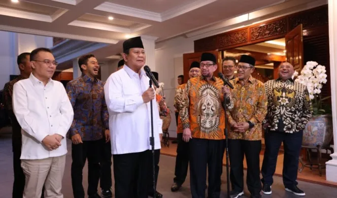 
Keterangan Foto: Prabowo Subianto Presiden Terpilih sekaligus Ketua Umum Partai Gerindra (kiri) dan Salim Segaf Al-Jufri Ketua Dewan Majelis Syuro PKS (kanan) menjawab pertanyaan awak media usai bersilaturahmi di kediaman pribadi Prabowo, Jalan Kertanegara, Jakarta, Jumat (11/10/2024)