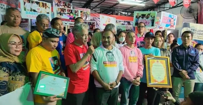 
Keterangan FotKetua Umum Gerakan ekonomi kerakyatan (Gerak 08) Revitriyoso Husodo bersama pengurus dan komandan Tkn Haris Rusly Moti .