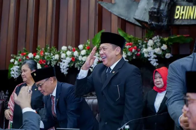 
Keterangan Foto: Bamsoet melepaskan status ketua MPR dalam Rapat Paripurna Agenda Pengucapan Sumpah/Janji Anggota MPR Periode 2024-2029 di Kompleks Parlemen, Senayan, Jakarta, Selasa (1/10/2024).
