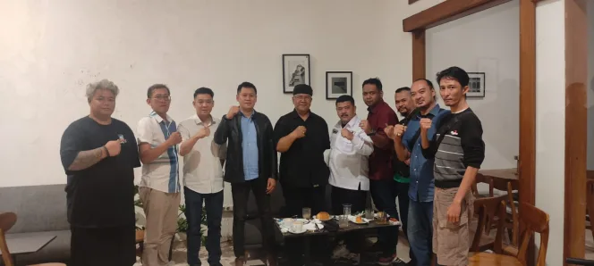 
Dalam Kunjungan kerja dan silaturahmi KRPP TIM 8 (Komite Relawan Penggerak Pancasila) ke Bandung Jawa Barat yang dihadiri dengan formasi lengkap mulai dari Ketua Umum ARIF HARIMAN,