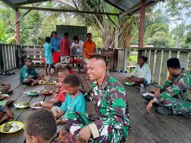 
Satgas Yonif 503 Kostrad, khususnya Pos Batas Batu pimpinan Lettu Inf Galih Widiharyo memberikan makan siang gratis kepada para siswa Sekolah Dasar Rimba di Kampung Mumugu, Distrik Krepkuri, Pada hari Jumat, (15/11/2024).