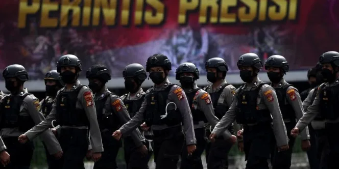 Pasukan anggota kepolisian bersiaga.