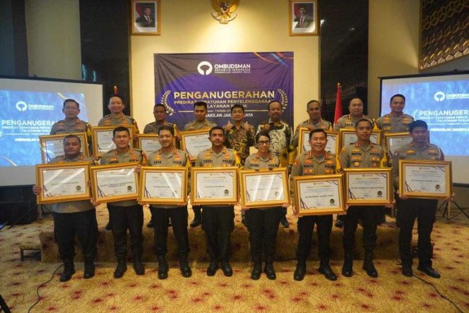 
					Anggota Ombudsman Republik Indonesia, Hery Susanto, didampingi Kepala Perwakilan Ombudsman RI Jakarta Raya, Dedy Irsan, menyerahkan Hasil Penilaian Kepatuhan Penyelenggaraan Pelayanan Publik Tahun 2024 di wilayah kerja Ombudsman RI Perwakilan Jakarta Raya. Acara diselanggarakan pada Rabu, 18 Desember 2024, di AONE Hotel, Menteng, Jakarta Pusat.