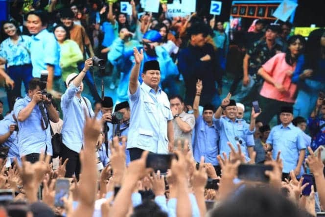 
Prabowo Subianto saat bersama para pendukungnya.