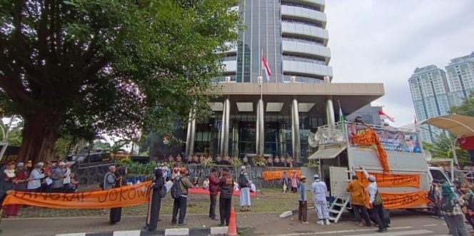 
Masa Aksi 211 di depan kantor komisi pemberantasan korupsi.