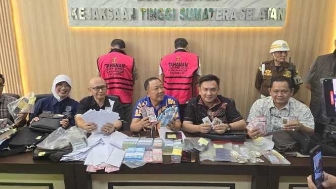 
Keterangan foto : Kejaksaan Negeri (Kejari) Palembang, Sumatera Selatan (Sumsel), menetapkan dua orang tersangka dalam kasus operasi tangkap tangan (OTT) dalam pengurusan izin Keselamatan dan Kesehatan Kerja (K3) perusahaan di Dinas Ketenagakerjaan dan Transmigrasi Sumsel (Disnakertrans), Sabtu (12/1/2025) 