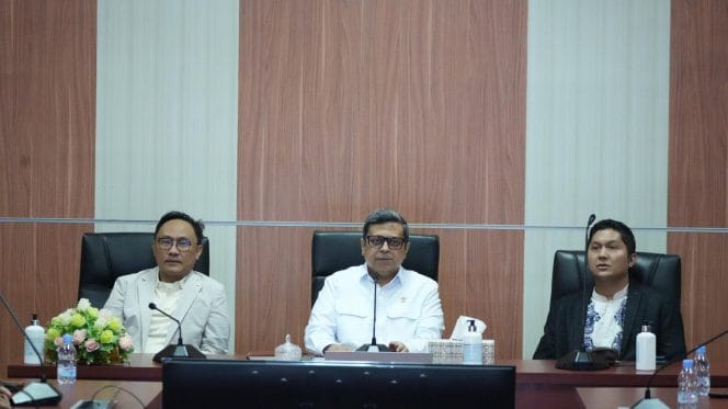 
BPJPH Ahmad Haikal Hasan bersama para ulama dan tokoh masyarakat dari berbagai daerah.