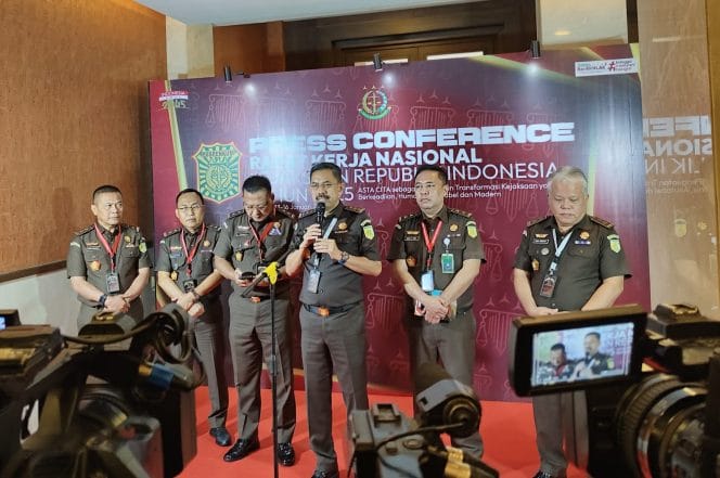 Jaksa Agung Muda Bidang Tindak Pidana Umum (Jampidum) Asep Nana Mulyana dalam jumpa pers Rakernas Kejaksaan 2025.