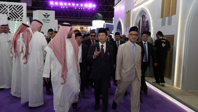 
Menteri Agama Nasaruddin Umar bertemu dengan Menteri Haji dan Unrah Tawfiq F Al Rabiah dalam kunjungannya ke Arab Saudi.