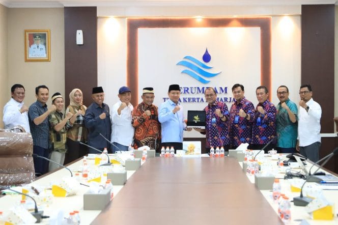 
Keterangan foto : Perusahaan Umum Daerah Air Minum (PERUMDAM) Tirta Kerta Raharja (TKR) Kabupaten Tangerang menerima kunjungan kerja dari Komisi II Bidang Pelayanan DPRD Kabupaten Tangerang, Senin (19/1/2025) 