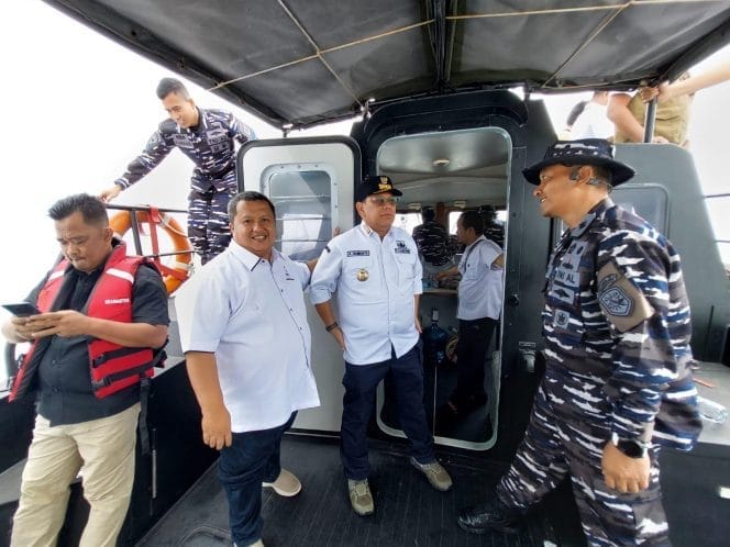 
Keterangan foto : Ombudsman Banten Bekerja sama dengan TNI AL Terus Pantau Pembongkaran pagar Laut Ilegal di Tangerang, (Kamis, 23/1/2025) 