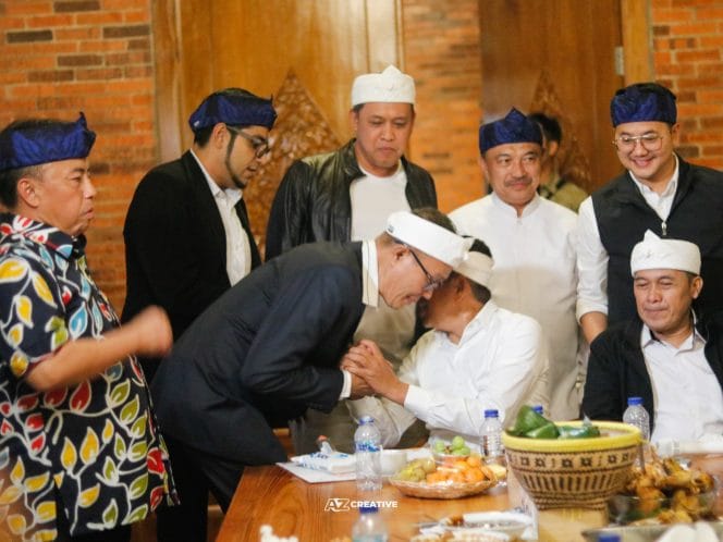 
Pasangan Wali Kota Sukabumi Terpilih Ayep Zaki dan Bobby Maulana bersama Gubernur Jawa Barat Terpilih Dedi Mulyadi di Lembur Pakuan, Kabupaten Subang, Jawa Barat, Rabu (29/1).