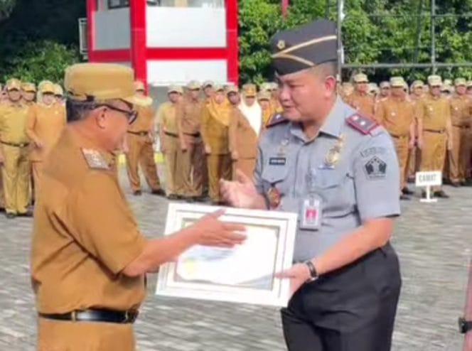
Keterangan foto : Kantor Imigrasi Kelas I Non TPI Bekasi Raih Penghargaan Inisiator Penancangan Pelayanan Publik Tahun 2025, (Senin, 13/1/2025) 