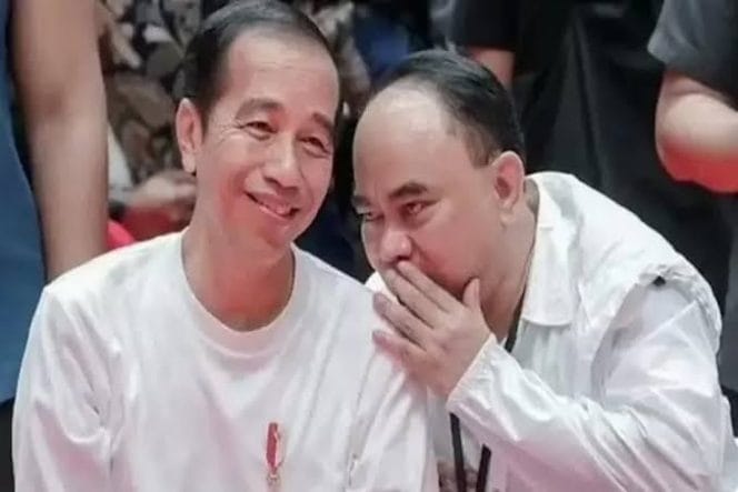 
Menteri Koperasi Budi Arie Setiadi bersama Presiden ke-7 RI Joko Widodo (Jokowi) saat berbisik-bisik.