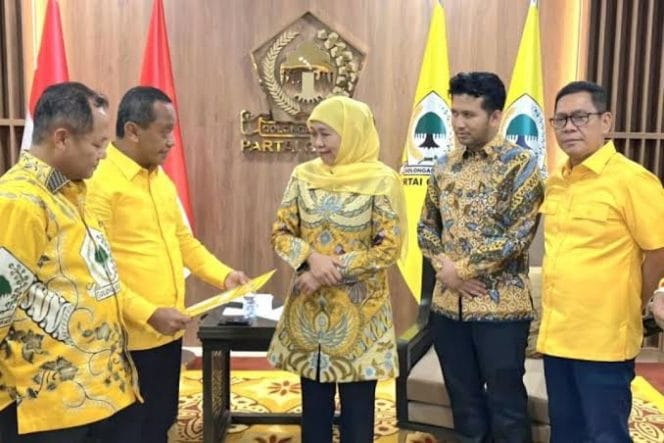 
Pasangan Khofifah Indar Parawansa dan Emil Elestianto Dardak saat menerima menerima formulir B1-KWK dari Partai Golkar di kantor DPP partai tersebut di Jakarta, Minggu (25/8/2024) malam.  