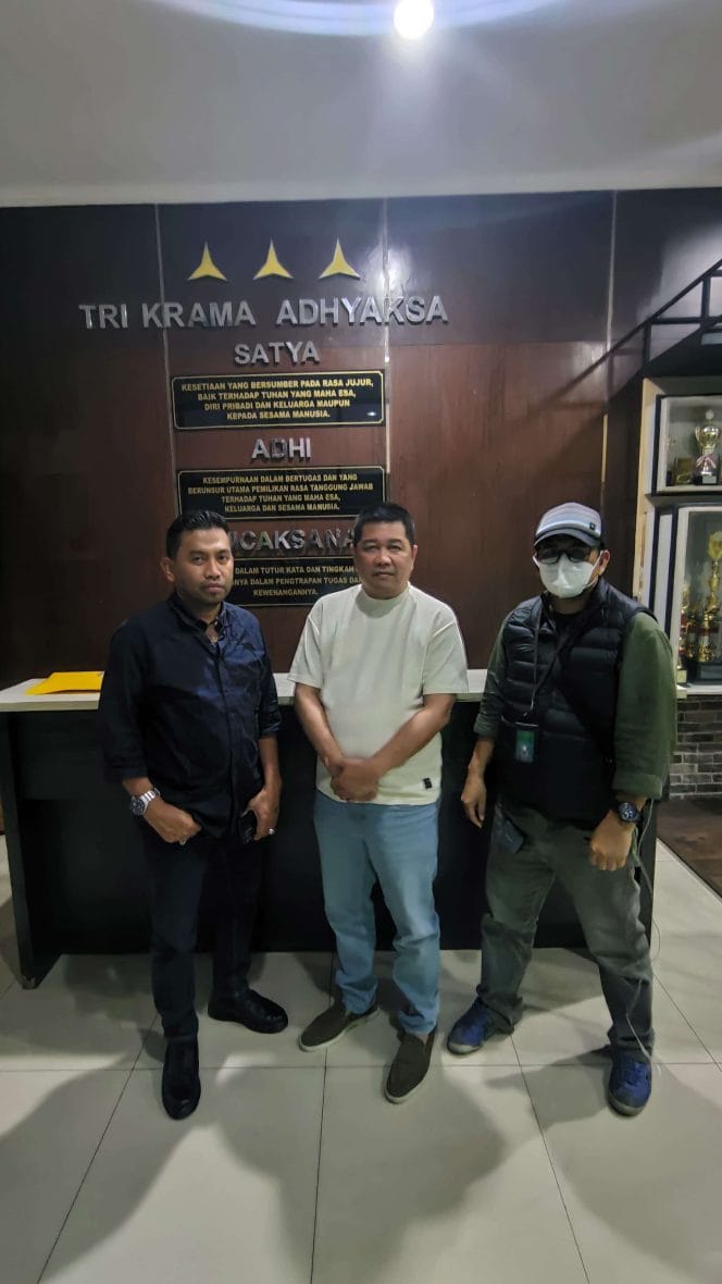 
buronan Kejati Kalimantan Selatan yang ditangkap di Senayan City, Jakarta, Senin (20/1/2025).