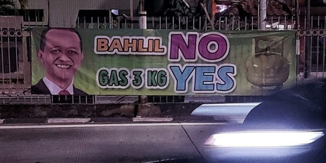 
Spanduk bergambar Menteri Energi dan Sumber Daya Mineral (ESDM) Bahlil Lahadalia dengan tulisan 