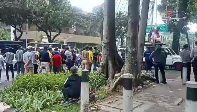 
Keterangan Foto: Aksi unjuk rasa Aliansi Mahasiswa dan Masyarakat Peduli Energi di depan Kementerian Energi dan Sumber Daya Mineral (ESDM), Jakarta, Rabu (12/2/2025) pukul 14.20 WIB, berakhir ricuh.