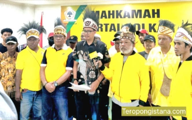 
Keterangan Fotao : Ketua DPRP Provinsi Papua Barat Daya dari Partai Golkar, Henry Andrew George Wairara.