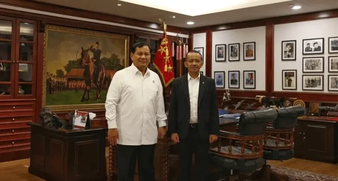 
Presiden Prabowo Subianto bersama bahli Lahadalia Mentri ESDM.