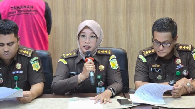 
Keterangan foto : Tim Tabur Kejati Sumsel dan Tim Intelijen Kejari OKU Selatan bekerjasama dengan Tim SIRI Kejagung di SPBU Pondok Rajeb, Cibinong, Jawa Barat (Jabar), Selasa (4/2/2025)