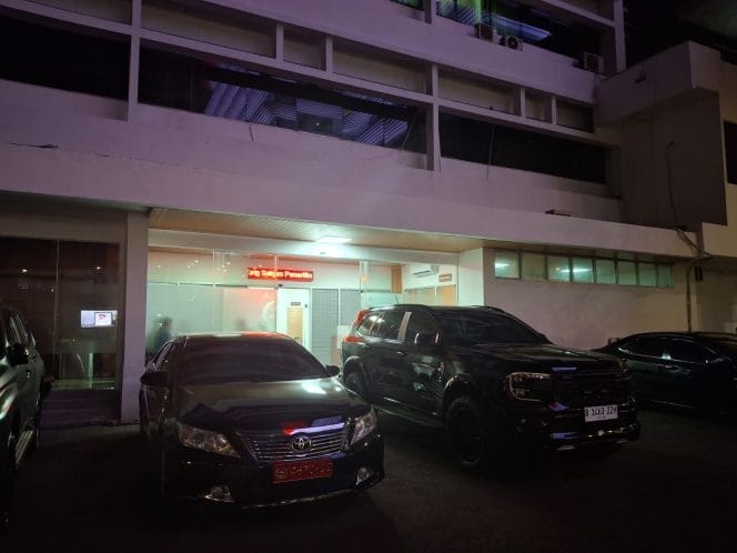 
Keterangan foto : Suasana di luar saat Rapat Satgas Penertiban Kawasan Hutan, Jumat (7/2/2025) 