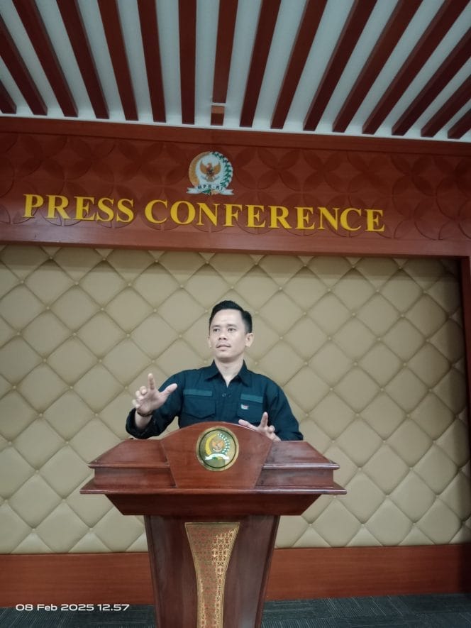 
Keterangan foto : Ketua Umum Laskar Pelita Nusantara (LPN) Ferdinand Laia, Minggu (8/2/2025) 