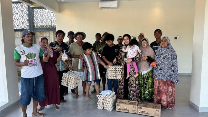Keterangan foto : Yayasan Camellia Panduwinata kembali menunjukkan kepeduliannya dengan membagikan ribuan telur dan minyak goreng di Pondok Pesantren (Ponpes) La Tahzan, Minggu (8/2/2025)