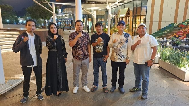 
Keterangan foto : Pengurus DPP KITA saat meberikan mandat kepada Moh Jumri Ketua Wilayah Banten dan Very Ketua DKI Jakarta, Senin (10/2/2025) 