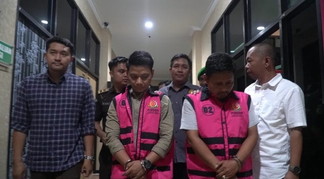 
Keterangan foto : Penyidik Bidang Tindak Pidana Khusus Kejaksaan Negeri (Kejari) Kabupaten Tangerang begerak cepat tahan 2 tersangka dugaan korupsi, Rabu (12/2/2025) 