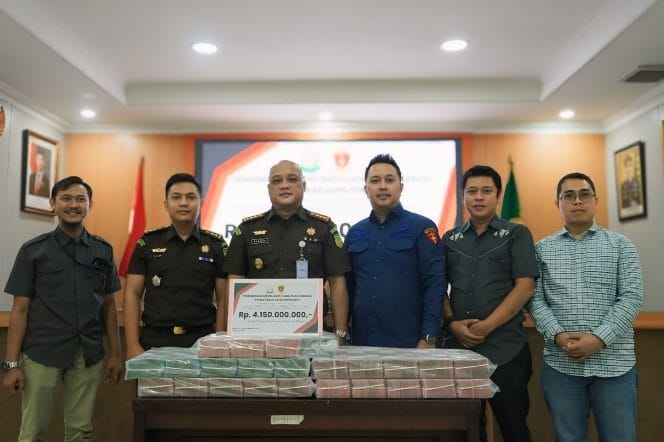 
Dua terdakwa kasus dugaan tindak pidana korupsi penjualan komoditi di Perum Bulog Wilayah DKI Jakarta dan Banten pada periode tahun 2022 sampai dengan tahun 2023 telah mengembalikan barang bukti berupa uang tunai sebesar Rp. 4.150.000.000 ke Kejaksaan Negeri Jakarta Utara.