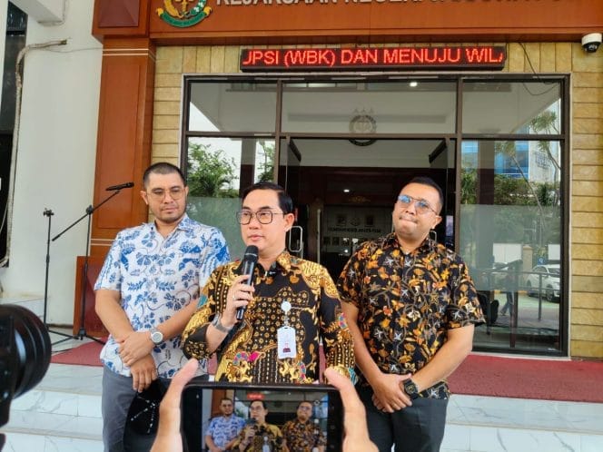 
Kejaksaan Negeri (Kejari) Jakarta Pusat menerima penyerahan tanggung jawab terhadap tersangka dan barang bukti (Tahap II) perkara dugaan tindak pidana korupsi impor gula di Kementerian Perdagangan pada periode 2015 hingga 2016.