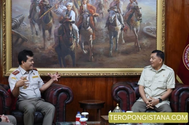 Keterangan Foto: Menteri Pertahanan Republik Indonesia (Menhan RI) Sjafrie Sjamsoeddin menerima kunjungan Kepala Badan Karantina Indonesia (Barantin) Sahat Manaor Panggabean di Kantor Kementerian Pertahanan, Jakarta, Kamis (13/2).