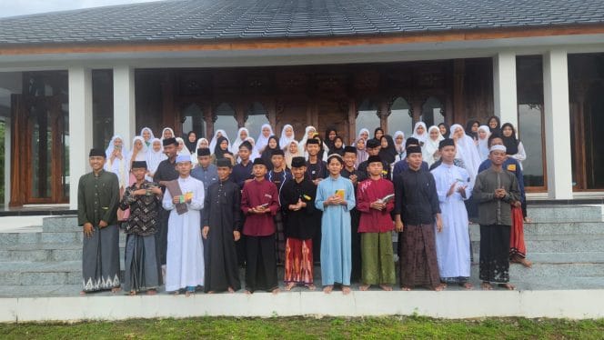 
Keterangan Foto: Pesantren Ekologi Al Mizan Wanajaya Majalengka kian banyak mencatatkan prestasi baik di tingkat kota, provinsi, hingga nasional.
