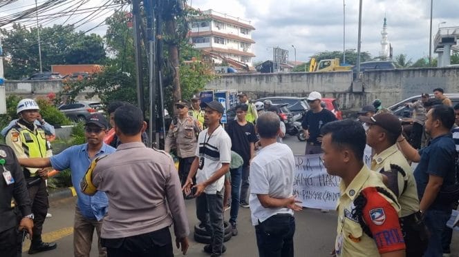 
Keterangan foto : PT Kristalin Ekalestari bakal mengambil langkah hukum ke pihak berwajib setelah adanya tudingan dianggap mencemarkan nama baik perusahaan dan unsur fitnah, Rabu (19/2/2025) 