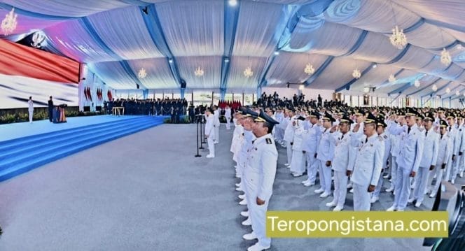 
Keterangan Foto: Presiden Prabowo Subianto memberikan ucapan selamat kepada para kepala daerah yang dilantik di Istana Kepresidenan Jakarta, pada Kamis, 20 Februari 2025.