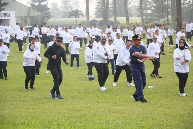 
Keterangan Foto: Menteri Dalam Negeri (Mendagri) Muhammad Tito Karnavian mengikuti senam pagi bersama para kepala daerah peserta retreat pembekalan di Lembah Tidar Akademi Militer (Akmil) Magelang, Sabtu (22/2/2025).