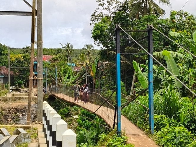 
Kehadiran anggota Satgas TNI Manunggal Membangun Desa (TMMD) Ke- 123 Kodim 0603/Lebak, di Desa Parungkujang Kecamatan Cileles Kabupaten Lebak, memberikan kesan baik bagi anak - anak sekolah di Desa Parungkujang Kecamatan Cileles, Minggu (23/2/2025)