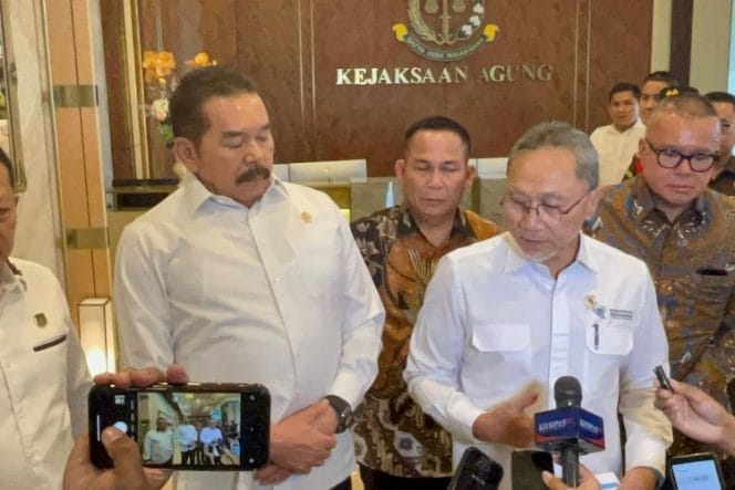 
Keterangan foto : Kejaksaan Agung ST Burhanuddin saat bersama Menteri Perdagangan Zulkifli Hasan melakukan konferensi pers, Selasa (25/2/2025)